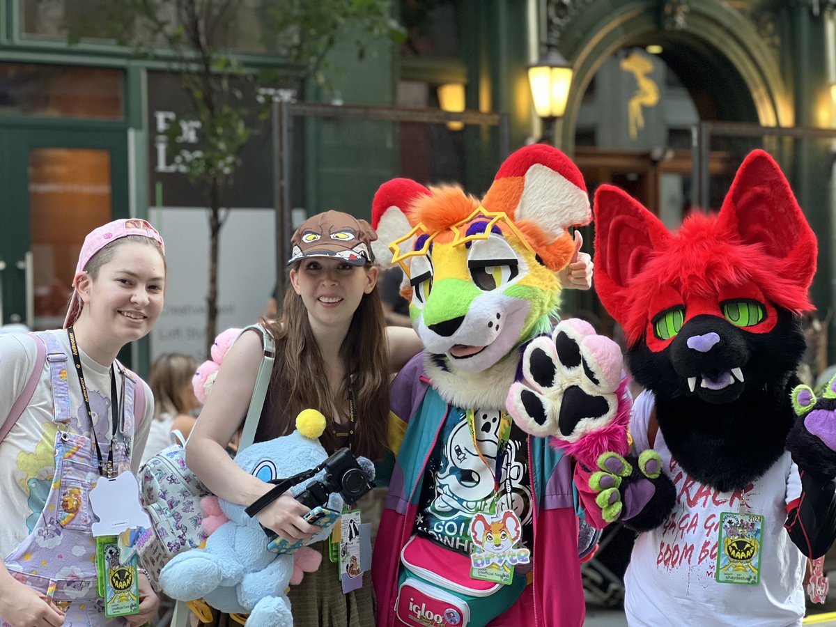 We met Jenny Nicholson at the AC block party!! it was so nice meeting her, she was so sweet! And I got to nerd out about sonic with her and gave her a shayde pin. literally made my day 😭❤️