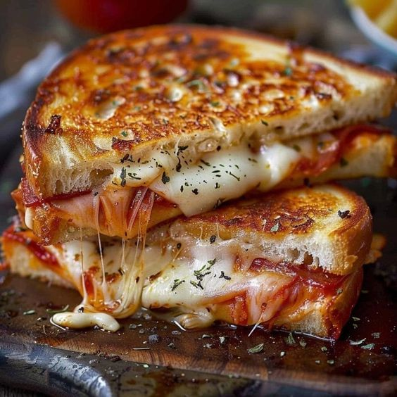ann_ann886's tweet photo. Pizza Grilled Cheese https://t.co/Ve2tpnd0lD