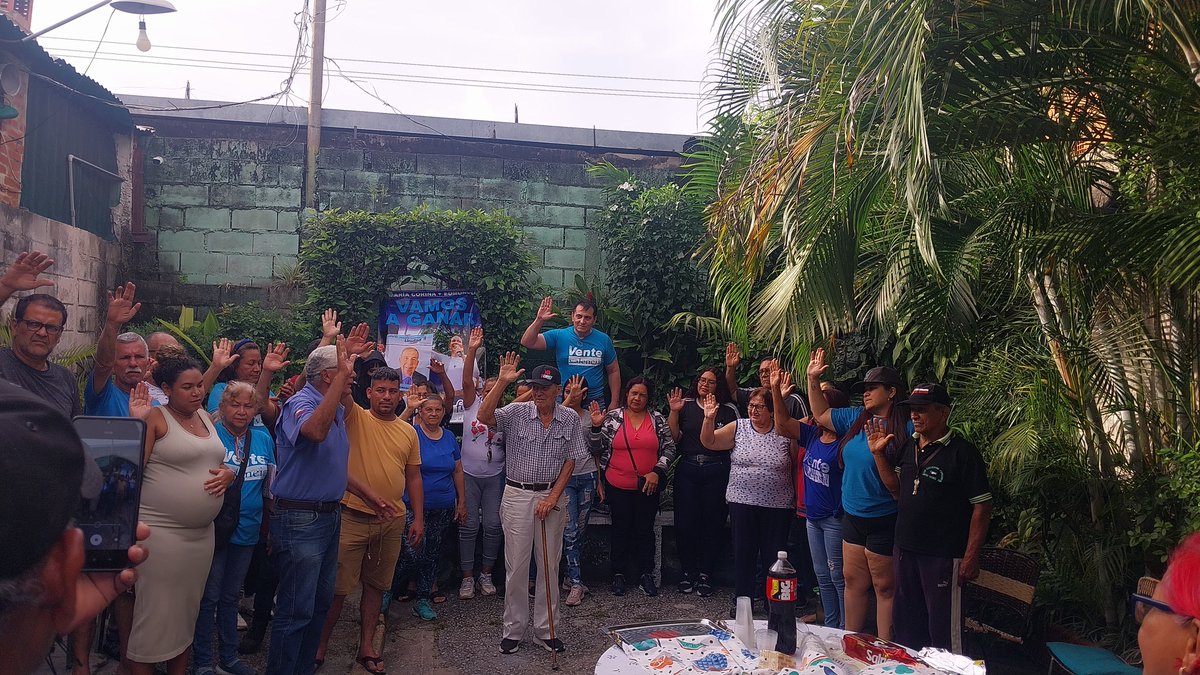 El <a href="/CEMValmoreRVale/">CEMValmoreRValencia</a> a lo largo y ancho de las parroquias históricas de Valencia llevando el msj del próximo Presidente de Venezuela <a href="/EdmundoGU/">Edmundo González</a>. Hoy en la parroquia Santa Rosa en juramentación de 4 Comanditos al lado de todas las fuerzas de la Plataforma.