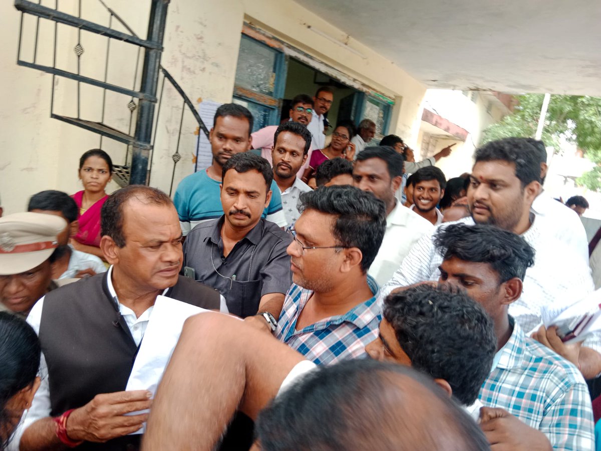tgcscvles's tweet photo. తెలంగాణ రాష్ట్రంలోని అన్నీ #CSC కేంద్రాలకు రాష్ట్ర సర్వీసులు కూడా అనుసందానం చేయాలని తెలంగాణ రాష్ట్ర CSC నిర్వాహకులు అందరూ కలిసి శ్రీ @KomatireddyKVR గారికి వినతి పత్రం అందజేయడం జరిగింది. మంత్రి వర్యులు మా పై దయ ఉంచి చొరవ తీసుకుంటారని కోరుకుంటున్నాము 🙏. https://t.co/U0ijBJQfmo