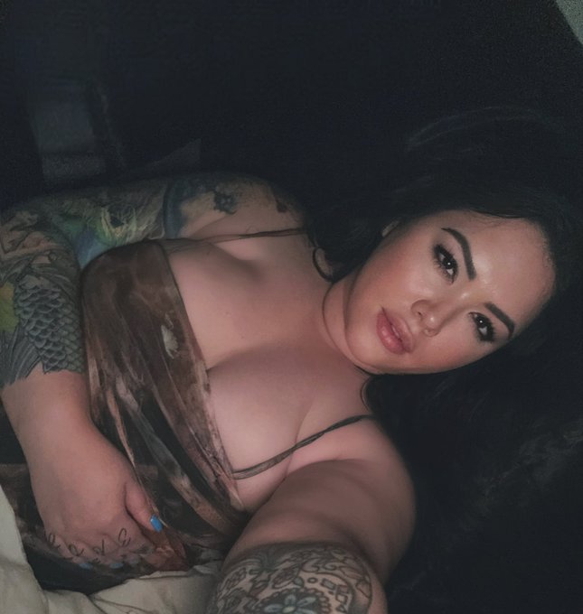 Mamas had a long day 😴who wants to give me a good rub down? https://t.co/elYxWdxXs9