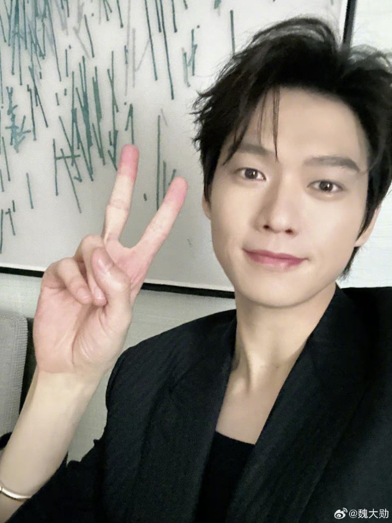 forwdx's tweet photo. 240706 #weidaxun #魏大勋 weibo update 
"thank god i still have selfies in my gallery" https://t.co/TOiTIuRFCf