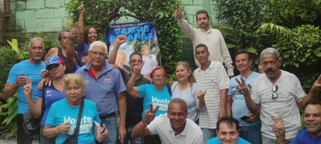 Las secretarías políticas del <a href="/CEMValmoreRVale/">CEMValmoreRValencia</a> en trabajo constante en las parroquias históricas de Valencia, hoy en Santa Rosa sector El Triunfo en juramentación de 4 Comanditos rumbo al triunfo del Líder <a href="/EdmundoGU/">Edmundo González</a> 
Por una Venezuela libre y de los venezolanos