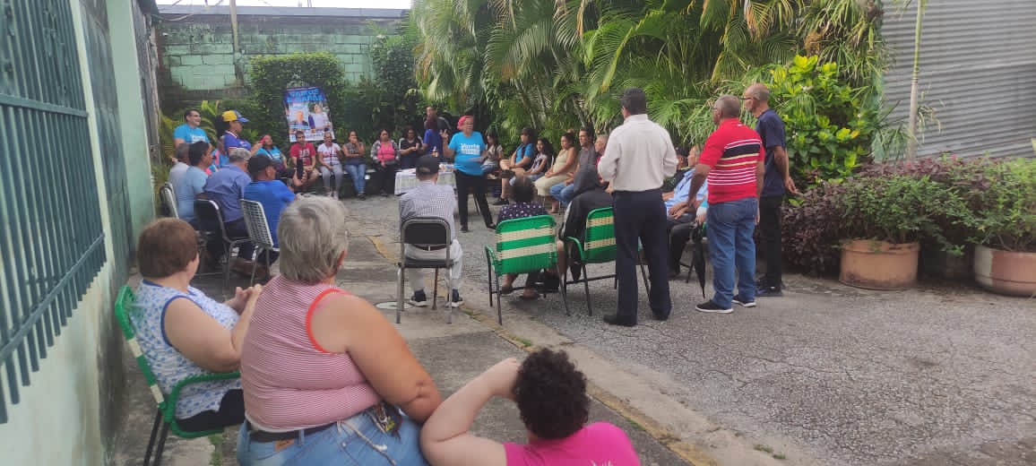 ValmRPoliti1983's tweet photo. Las secretarías políticas del @CEMValmoreRVale en trabajo constante en las parroquias históricas de Valencia, hoy en Santa Rosa sector El Triunfo en juramentación de 4 Comanditos rumbo al triunfo del Líder @EdmundoGU 
Por una Venezuela libre y de los venezolanos https://t.co/NJ7cf2XkvN