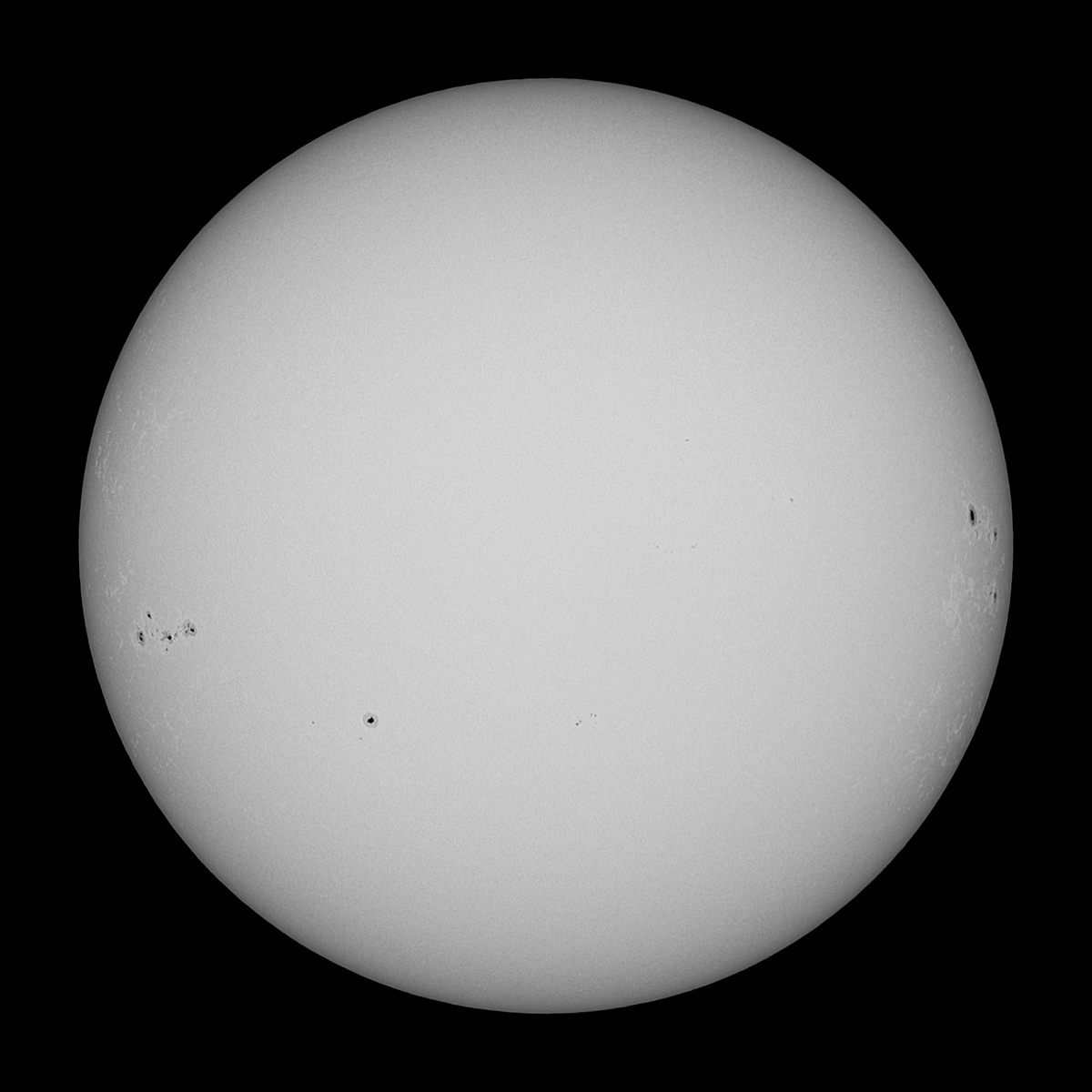 tahiti_express's tweet photo. #Sunspot 2024-07-07 10:46:26 UTC+9 (#Japan)
日暈が出るくらい薄雲が掛かっていた。そのせいか、シャッター速度が快晴時より少し長い。

#ASTF200 #C8 #Zfc #愛知県尾張旭市
https://t.co/bs0UoQJKNb https://t.co/rTTv3I9bru
