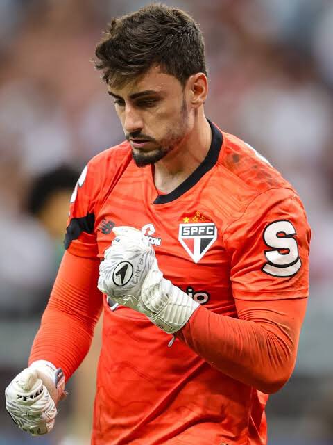 spfcpics's tweet image. Com a eliminação da Seleção Brasileira na Copa America 

Rafael está de volta ao São Paulo.