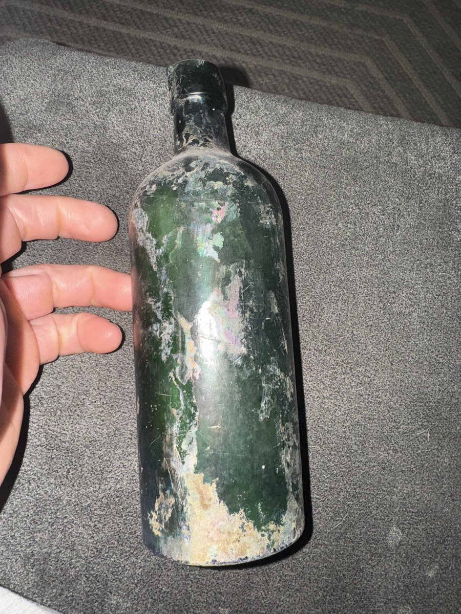 CallMeCollier's tweet image. Alright, I know one of y’all know something about antique glass bottles!? Maybe?