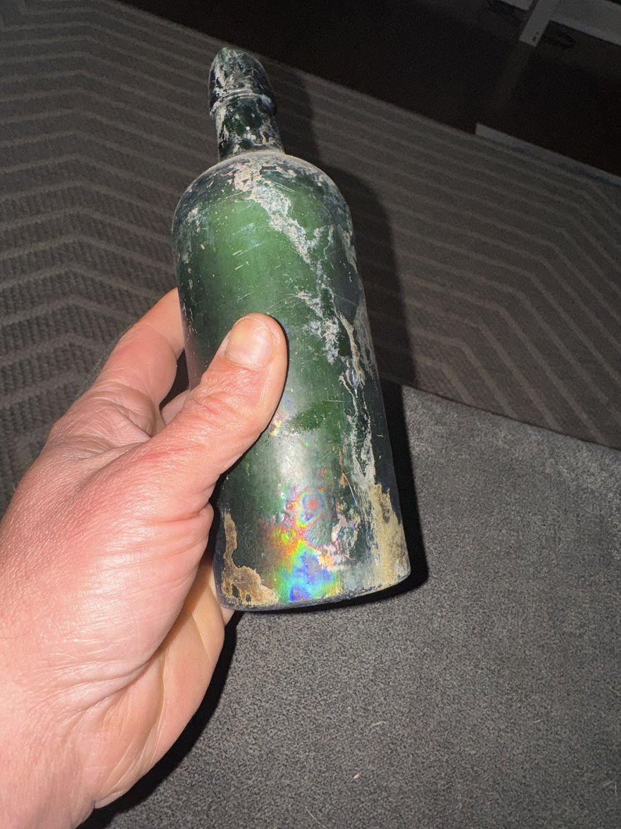 CallMeCollier's tweet image. Alright, I know one of y’all know something about antique glass bottles!? Maybe?