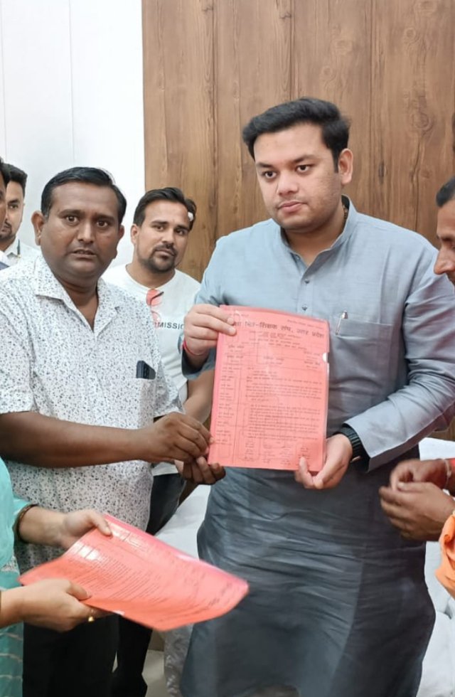 SuchitMalik1's tweet photo. #शिक्षामित्र_कंगाल_ये_कैसा_अमृतकाल
 समान कार्य, समान योग्यता है लेकिन मानदेय मजदूरों से भी कम
हम पढ़ा रहे हैं हम पढ़ायेंगे, पर भूखे पेट जी न पायेंगे
@narendramodi @myogiadityanath @myogioffice @Aamitabh2 @brajeshlive @anjanaomkashyap @chitraaum https://t.co/p1VffS1V3I