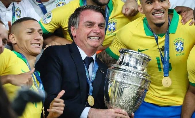 misteriouspavao's tweet photo. Essa foi a última Seleção que foi Campeã da Copa América!!

Ué o Bolsonaro ali!! 😏🫡🤭 https://t.co/fBa9gmdqeD