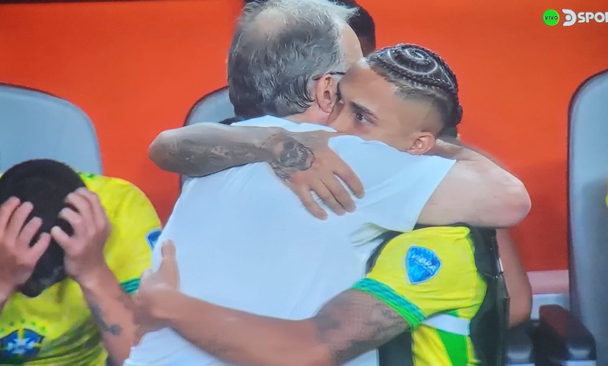 Marcelo Bielsa steers Uruguay past Brazil to the SF of the Copa America and while the whole place goes nuts he seeks out Raphina and does this. Find me a better person in football. Vamos Uruguay y viva Bielsa 🇺🇾🇺🇾🇺🇾🩵🖤 #lufc #bielsa