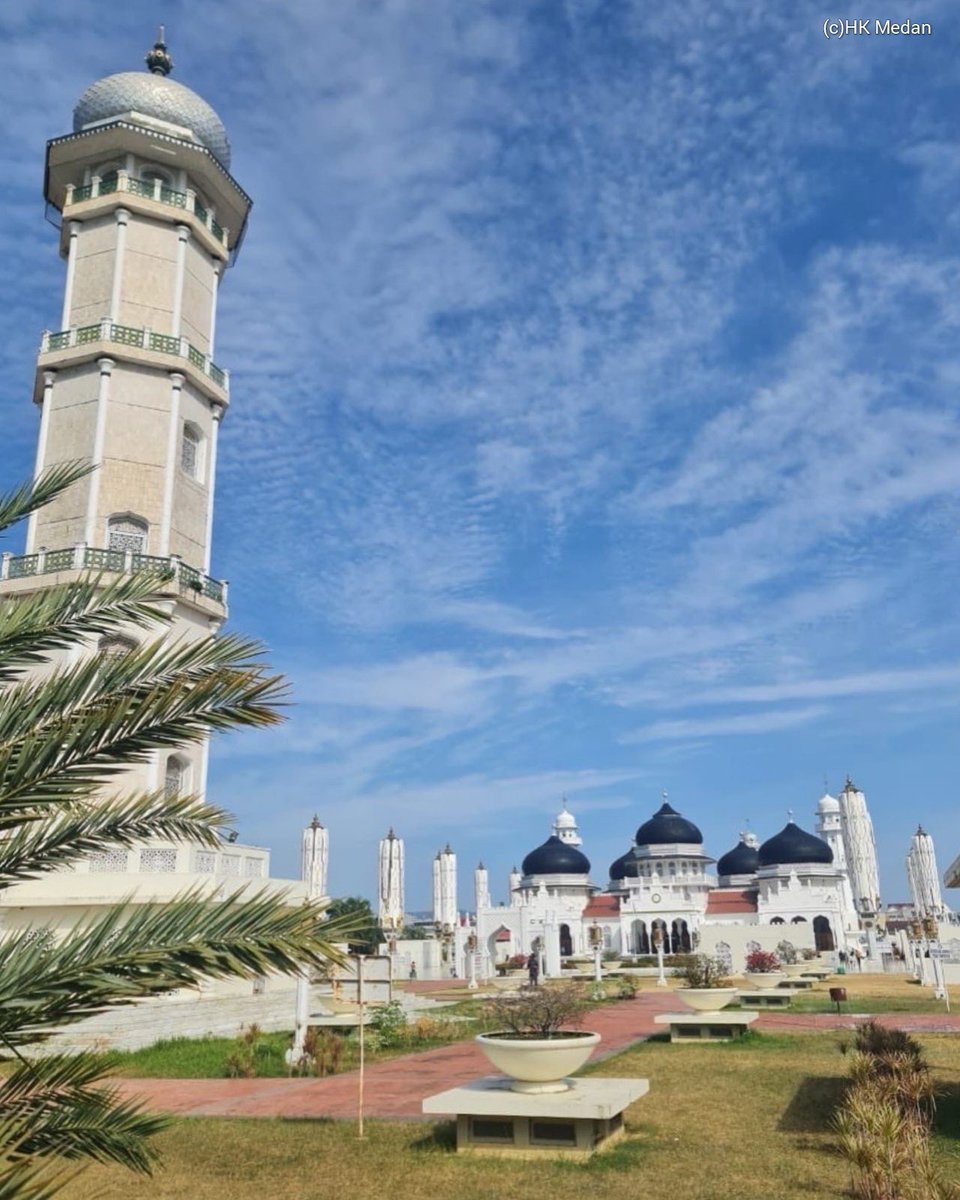 KedubesJerman's tweet photo. Selamat memperingati Tahun Baru Hijriah #1Muharram1446H 
Dalam rangka kunjungan ke #Aceh #DuBesJerman juga mengunjungi Masjid Raya Baiturrahman didampingi oleh Konsul Kehormatan Jerman di Medan untuk melihat secara langsung rumah ibadah umat Islam di Aceh. 
#Muharram2024 https://t.co/3NAArHNQWe