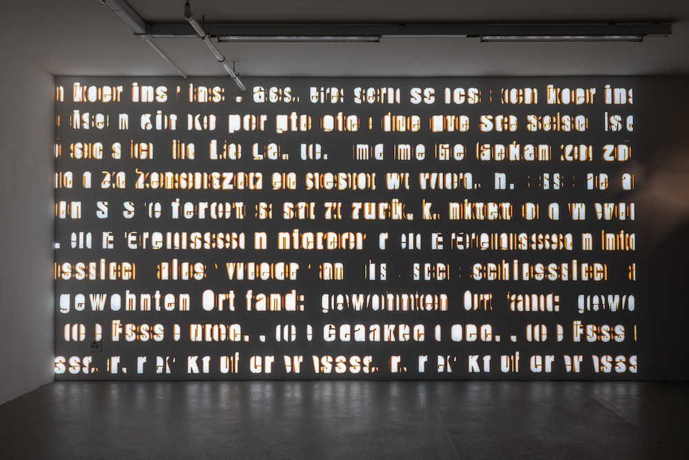 KUNSTHALLE LUZERN: "BEYOND THE FONT"
Mehr: ch-cultura.ch/de/archiv/muse…
Bild: Werk von Edith Flückiger, "Gestern", Kunsthalle Luzern, 2024, Foto: © Kilian Bannwart
#KunsthalleLuzern #BeyondTheFont #CHcultura <a href="/CHculturaCH/">Daniel Leutenegger</a>