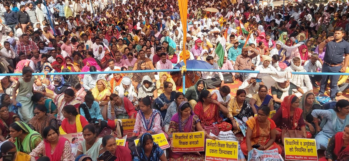 VShanka38482808's tweet photo. @myogiadityanath #शिक्षामित्र_कंगाल_ये_कैसा_अमृतकाल
 समान कार्य, समान योग्यता है लेकिन मानदेय मजदूरों से भी कम
हम पढ़ा रहे हैं हम पढ़ायेंगे, पर भूखे पेट जी न पायेंगे
@narendramodi @myogiadityanath @myogioffice @Aamitabh2 @brajeshlive @anjanaomkashyap @chitraaum @RahulGandhi @yadavakhilesh https://t.co/0Rtl6eLjBG