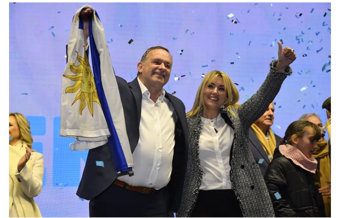 huesodebagual's tweet photo. @avelino_arredon @camboue Esa es una foto trucada en la verdadera esta con el pulgar hacia arriba https://t.co/m581kAyURS