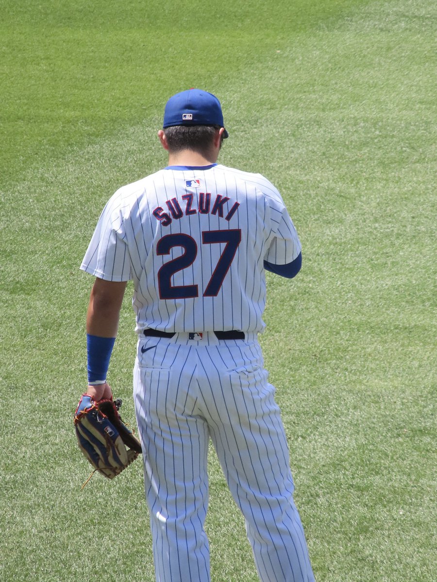 ChicagoBayStars's tweet photo. Seiya was checking the batting order on the scoreboard against the notes he had in his pocket, and changing his defensive position for each batter. As a result, he made a series of fantastic fielding today.

#cubs
#seiyasuzuki
#seiya
#suzuki
#鈴木誠也
#捕殺 https://t.co/8XH5IYhgwl