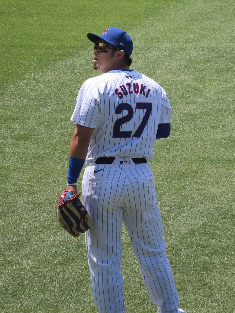 ChicagoBayStars's tweet photo. Seiya was checking the batting order on the scoreboard against the notes he had in his pocket, and changing his defensive position for each batter. As a result, he made a series of fantastic fielding today.

#cubs
#seiyasuzuki
#seiya
#suzuki
#鈴木誠也
#捕殺 https://t.co/8XH5IYhgwl