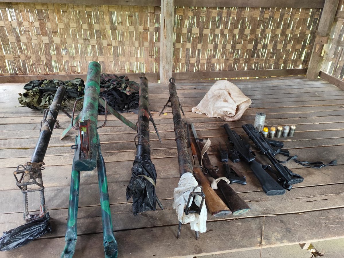 official_dgar's tweet photo. ASSAM RIFLES RECOVERS LARGE CACHE OF WEAPONS & AMMUNITION IN MANIPUR
#AssamRifles recovered one lathode gun, one 9mm Pistol, four local made Pompi, one local made mortar, two single barrel guns and ammunition in general area, village Yangoubung in Tengnoupal District, Manipur on 05 Jul 2024.
@HMOIndia @adgpi @PIBHomeAffairs