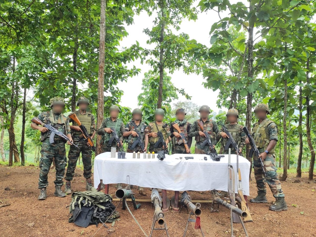 official_dgar's tweet photo. ASSAM RIFLES RECOVERS LARGE CACHE OF WEAPONS & AMMUNITION IN MANIPUR
#AssamRifles recovered one lathode gun, one 9mm Pistol, four local made Pompi, one local made mortar, two single barrel guns and ammunition in general area, village Yangoubung in Tengnoupal District, Manipur on 05 Jul 2024.
@HMOIndia @adgpi @PIBHomeAffairs