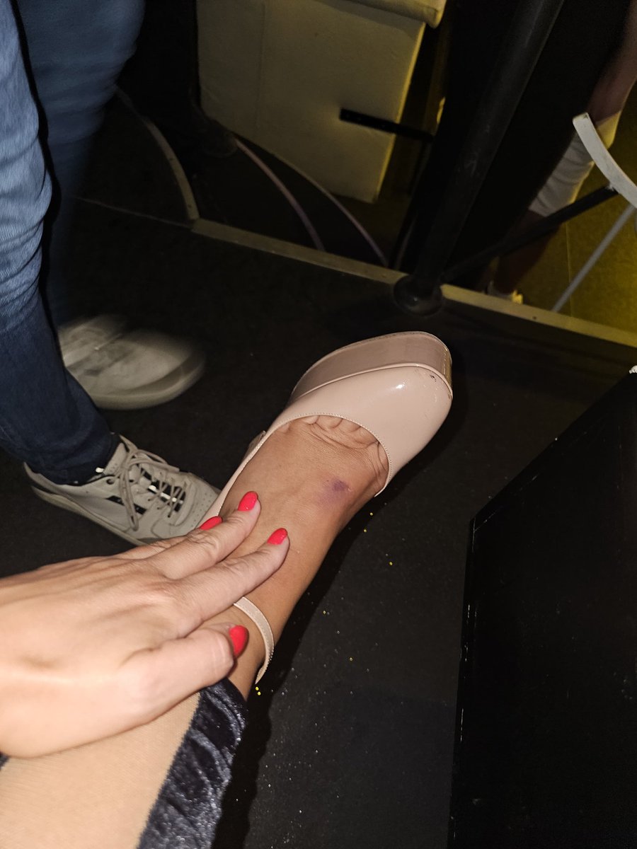 SandraAfrikaTV's tweet photo. Ljudiiii kako sam se prosula pred nastup, nisam videla stepenik 😂 Sreća niko nije usnimio! Valjda?! Ovakva sam pevala. Hvala Novi Sade i splavu Cristal, bilo je baš prelepo! ❤️ https://t.co/wXtUwChUBF