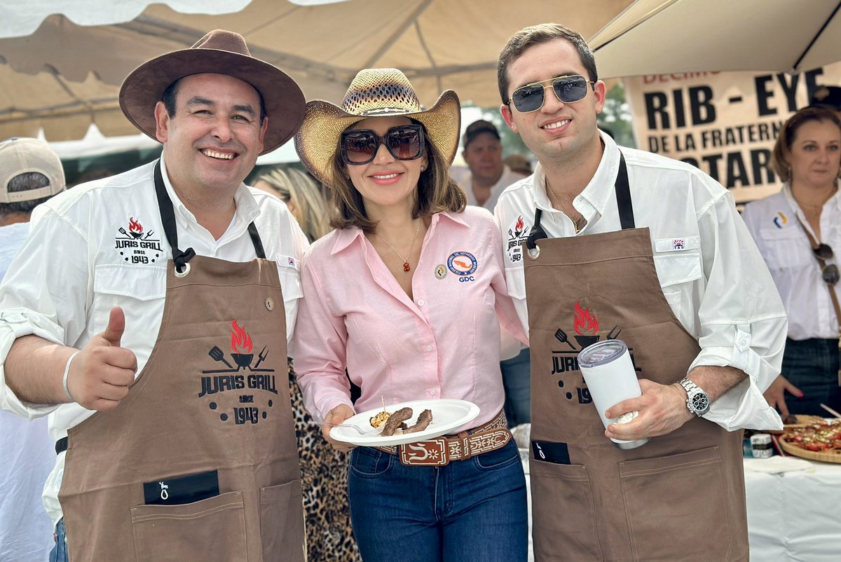 alfonso_yanez's tweet photo. “El mejor trabajo en equipo”. Décimo Festival de Rib-Eye: La fraternidad notarial unida junto al fuego. https://t.co/dPz0GqDyTM
