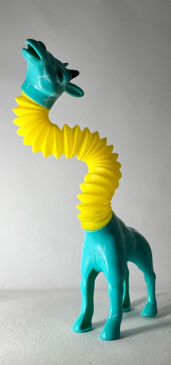 boojam21's tweet image. セリアに悪夢みてえなキリンの駄玩具あった
 #100均