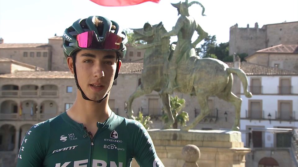 15 años después, un extremeño podría correr <a href="/lavuelta/">La Vuelta</a> Tiene 22 años,es de Trujillo y se llama Jorge Gutiérrez. Este año ha corrido contra los Pogacar,Landa y resto de extraterrestres del ciclismo. Le hemos visitado para que nos cuente su historia. El reportaje hoy en <a href="/deportesCEX/">Extremadura Deportes</a>