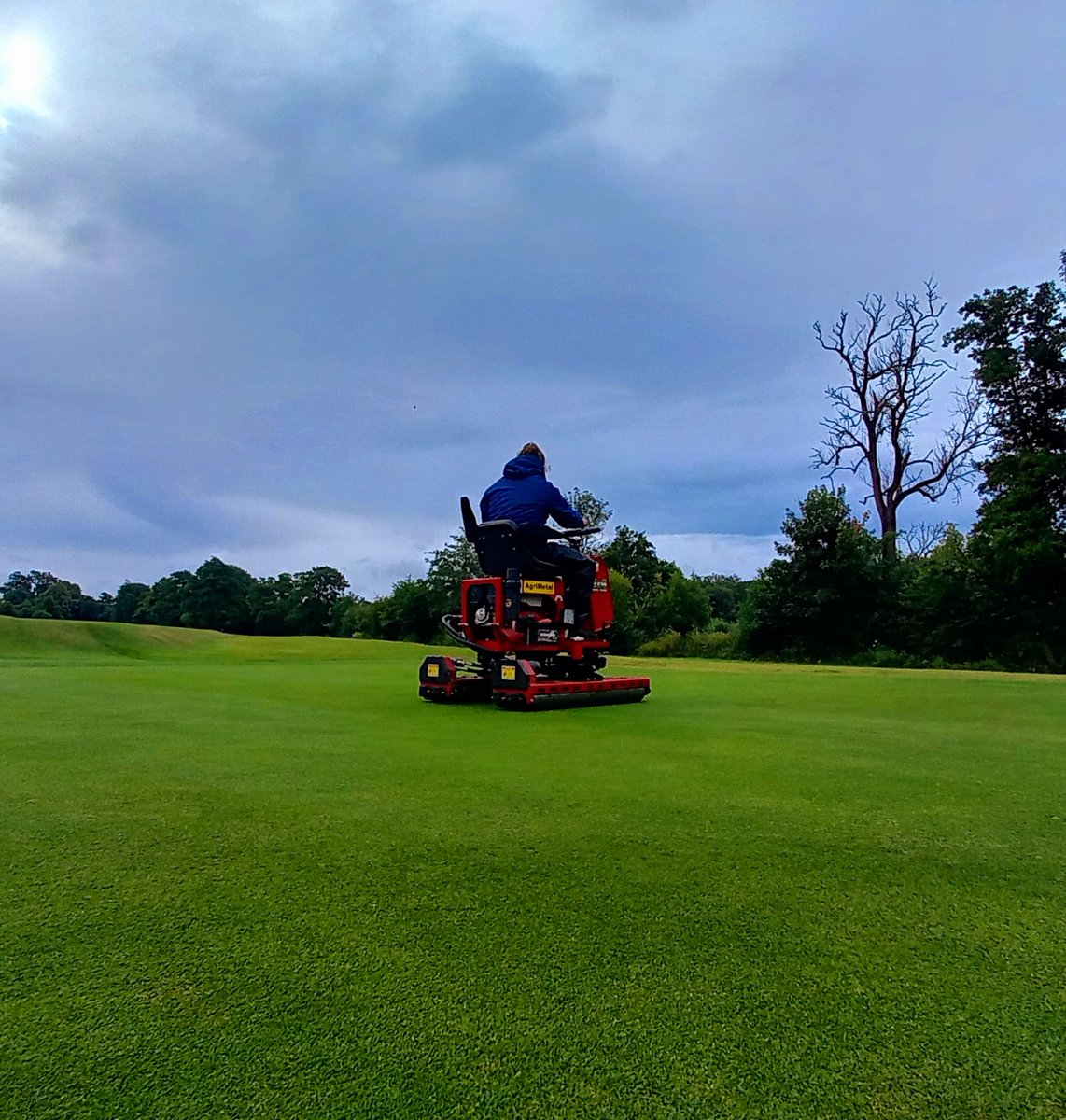 Not a ripple on the lake compared to yesterday but the rain was rough! Top shift though to cut, roll and change holes. Good luck to all those competing in Round 2 today especially <a href="/GKCharCol/">CharCol</a>. Big shout out <a href="/NelsonMilner/">Nelson Milner</a> for helping out this weekend 👏 <a href="/SouthwickParkGC/">Southwick Park GC</a>