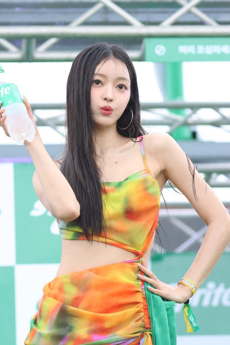 cherryshymrx's tweet photo. #오마이걸 #유아 #유시아 #YOOA
#워터밤2024서울 #20240707 https://t.co/gOA9hYik1C
