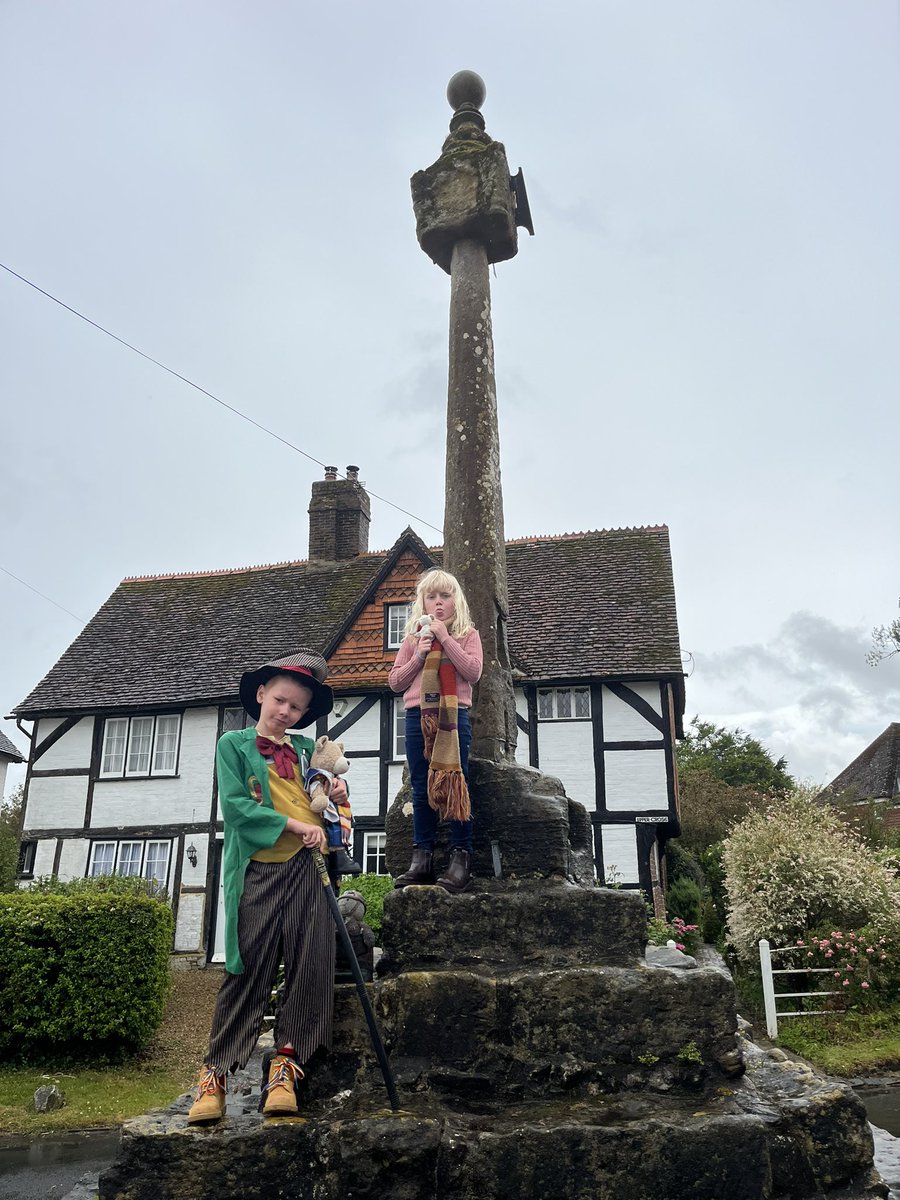 LittleWhoGirl's tweet photo. Having a great time with her friend George yesterday and keeping an eye out for androids at East Hagbourne! None found- that they know of!
@WhosAtThePlayho @TeaRexTeaGenie
#DoctorWho #AndroidInvasionDay https://t.co/qXWVp32NrR