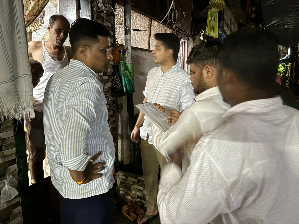 BJYM4Mumbai's tweet photo. नव मतदाराला त्याचा अधिकार मिळावा यासाठी भाजयुमो विद्यार्थी आघाडी संयोजक @ChokseySujay जी, उपाध्यक्ष अर्णव ठाकूर जी, जिल्हा संयोजक सुमित जाधव जी यांच्या वतीने भायखळा विधानसभेतील वॉर्ड 207 मध्ये नव मतदार नोंदणी अभियान आयोजित करण्यात आला. यावेळी भाजयुमो मुंबई महामंत्री @KamleshDoke2 जी उपस्थित होते.