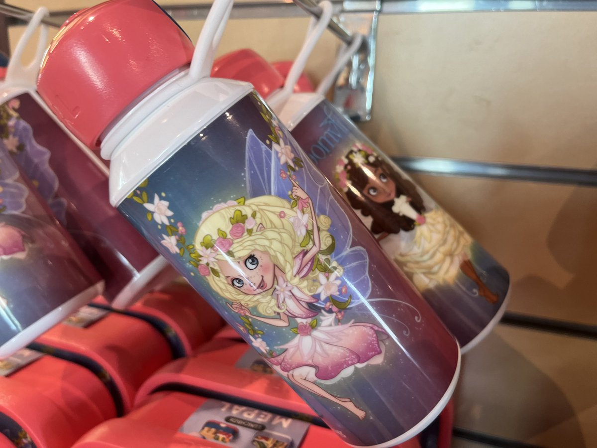 Nieuwe merch alert!

Sinds gisteren verkoopt de <a href="/efteling/">Efteling</a> brood trommels en drinkflessen van Max en moritz en droomvlucht!!

De brood trommels zijn: €11,-
En de drinkbekers zijn: €13,-