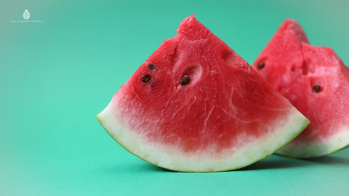 Algunas curiosidades sobre la sandía:

• Su nombre viene del árabe clásico «sindiyyah» ‘de Sind’, región de Pakistán de la que procede.
• Es una cucurbitácea (del latín «cucurbĭta» ‘calabaza’).
• Su diminutivo es «sandiita», sin tilde por ser voz llana acabada en vocal.