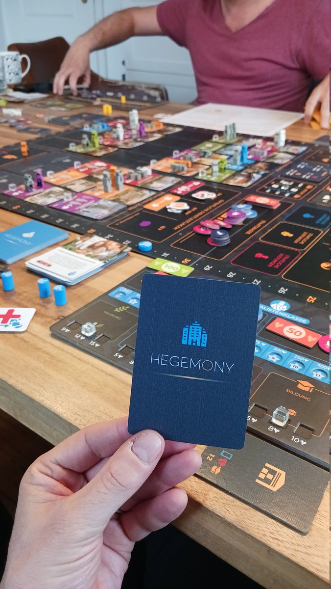 Gestern haben <a href="/OliClemens/">derFu spielt 💚</a>, <a href="/Dr_Doppeldotter/">Stephan H.</a> und ich uns bei <a href="/Boardcast_Spiel/">Boardcast_Brettspielpodcast</a> an eine Erstpartie #Hegemony gewagt. Enormer Regelaufwand, der aber durch eine tolle Erfahrung belohnt wird. Lust auf mehr. #GoldenGeek bestes Heavy und bestes thematisches Spiel 2023.  Nachvollziehbar!