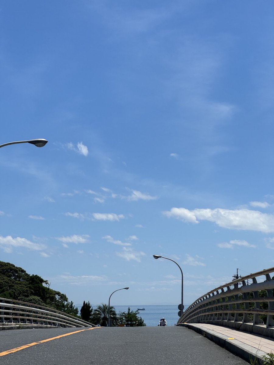 tourist_japan's tweet photo. ⭐︎
CAMPRIDE 二日目 ♪

仲間と上関大橋を越える⭐︎

一緒に頑張れる仲間がいる
それだけで 自分でもビックリする位に走れちゃう♪

酷暑も 苦しさも 愚痴も 笑顔にかえる力がある
そんなサイクリングです⭐︎

♪
#室津半島 #サイクリング
#CAMPRIDE #自転車旅
#tabiride 
#サイクリスト #仲間 https://t.co/b37icwF5zu