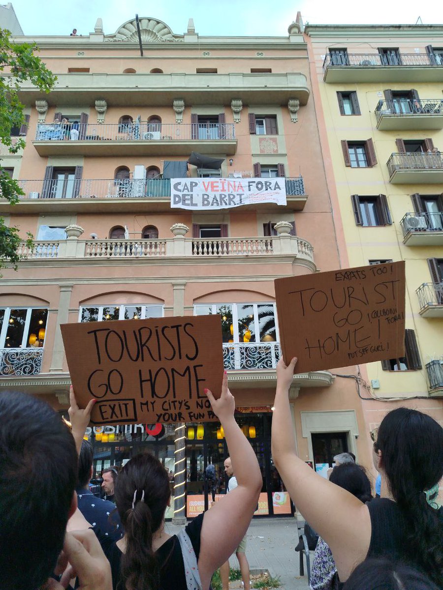 graciaonvas's tweet photo. Ahir milers i milers de veïnes i veïns vàrem sortir al carrer per protestar i dir PROU!!

El turismes massiu ens està ofegant i expulsant....

Això no a fet res més que començar.

#PosemLímitsTurisme 
#DecreixementTurístic https://t.co/4fH5z3rkrL