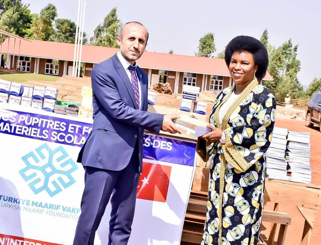 ABPInfos's tweet photo. 2/3 La @Burundi1stLady a fait visiter cette délégation le projet de construction d'une école à régime d'internat qu'elle a initié à #Gihinga en @MwaroProvince. La fondation Maarif de Turquie a octroyé à la @Burundi1stLady des bancs pupitres et fournitures des matériels scolaires. https://t.co/hQ7EElktJ6