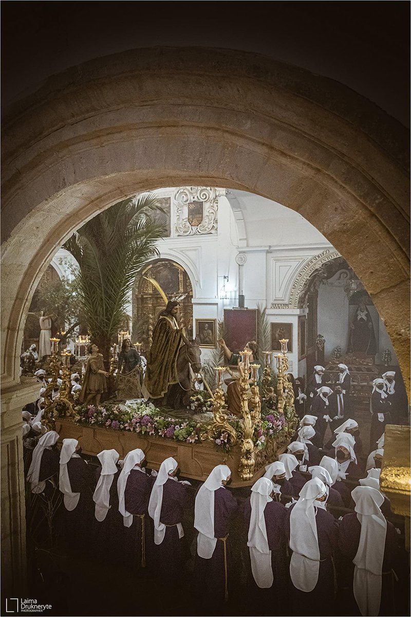 📖 ¿Sabías qué..? La Cofradía de la Pollinica inicia sus desfiles procesionales en 1950 con la Sagrada Imagen de Jesús a su Entrada Triunfal en Jerusalén, que fue adquirida y cedida por la Agrupación de Cofradía.