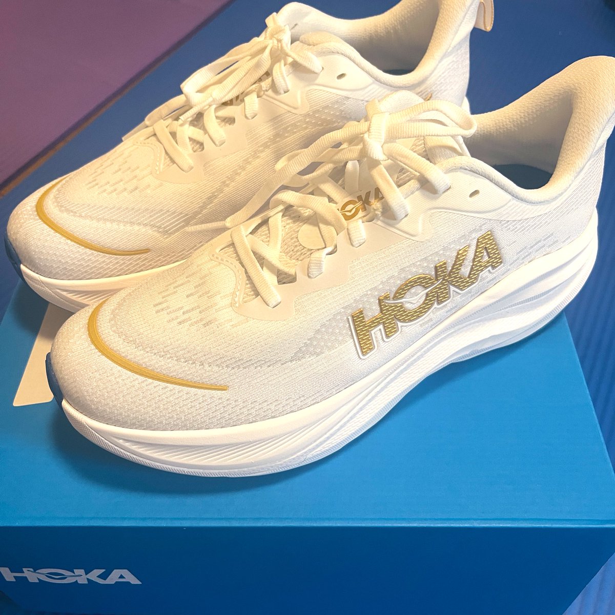 schwarz_hohi's tweet image. HOKA スカイフロー、ほしい白/金色きて買っちゃった😋
スカイワードXより軽く安く、なによりカーボンの反発がないのでより普段履きしやすい😌
asics スーパーブラストほど反発はないが、匹敵するスピード🏃‍♂️💨
雨でも滑りにくいアウトソールも良🙏
#hoka ＃skyflow #pr
 room.rakuten.co.jp/room_f4fe7cb52…