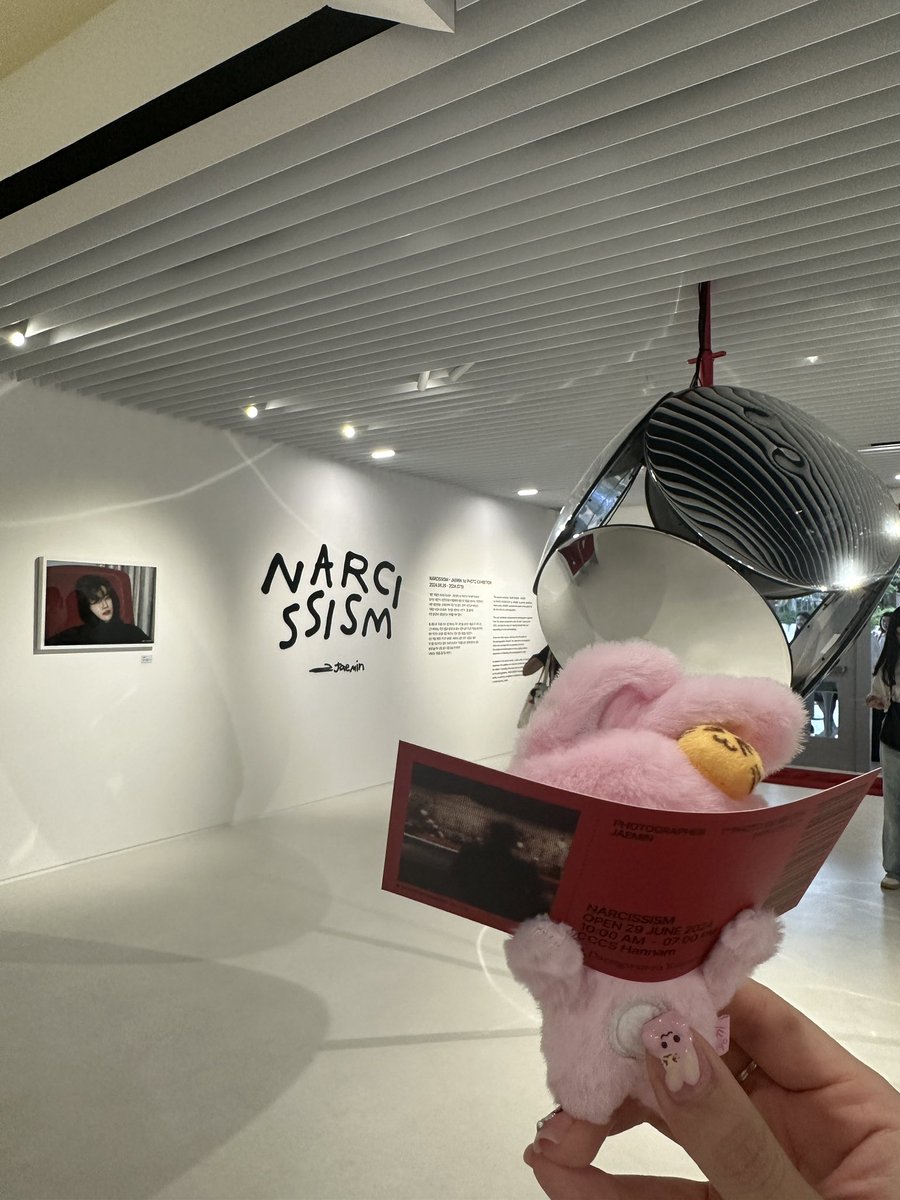 jaemi1308's tweet photo. For me #JAEMIN_NARCISSISM was truly amazing,everything is mixed and matched together in an artistic way, the beautiful photos and videos that took fans on a trip to the past, his own recordings in 4 languages, the scent lingers, the special layout and even the friendly staff https://t.co/9sRQStO4ET