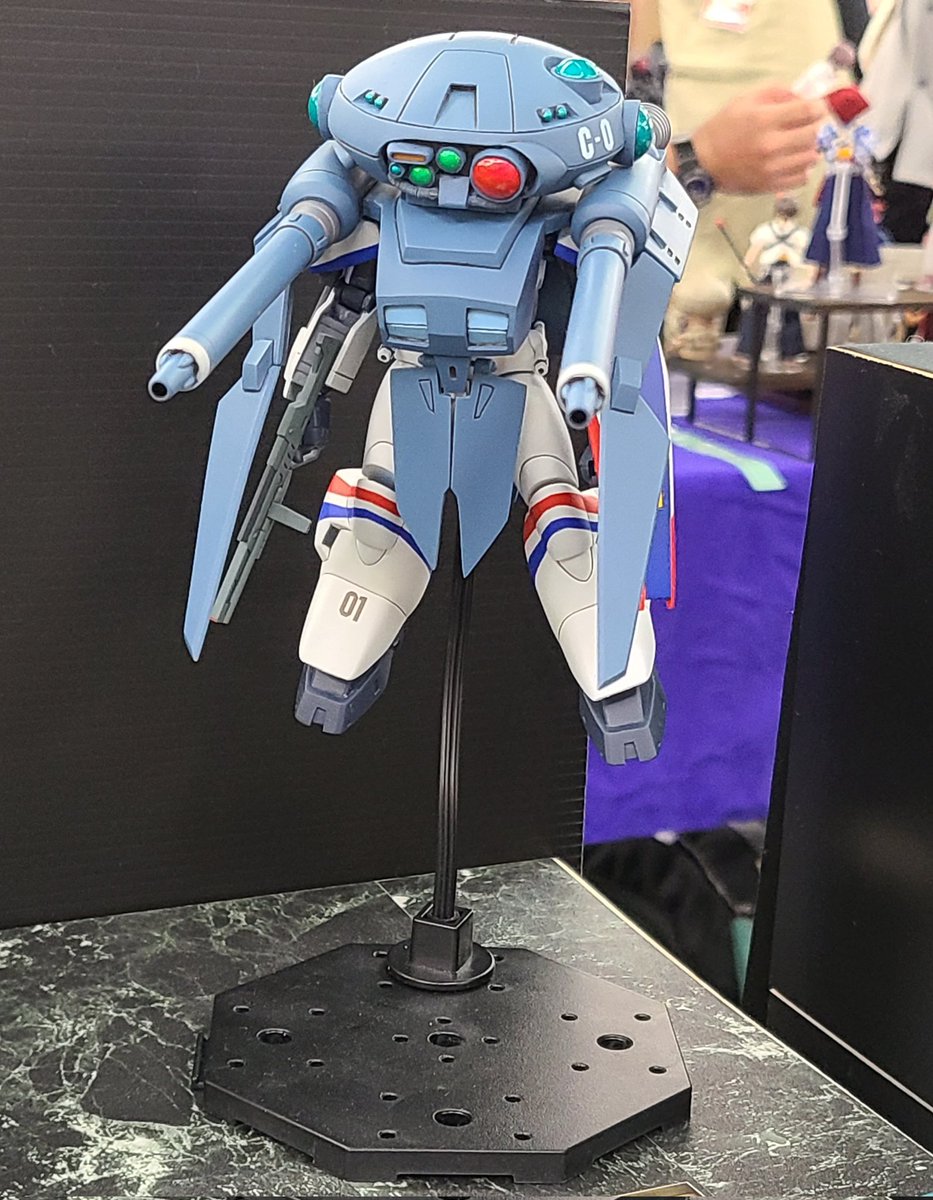 B-クラブの1/144キャバリアー0型を着けたドラグナー1の展示。カッコ