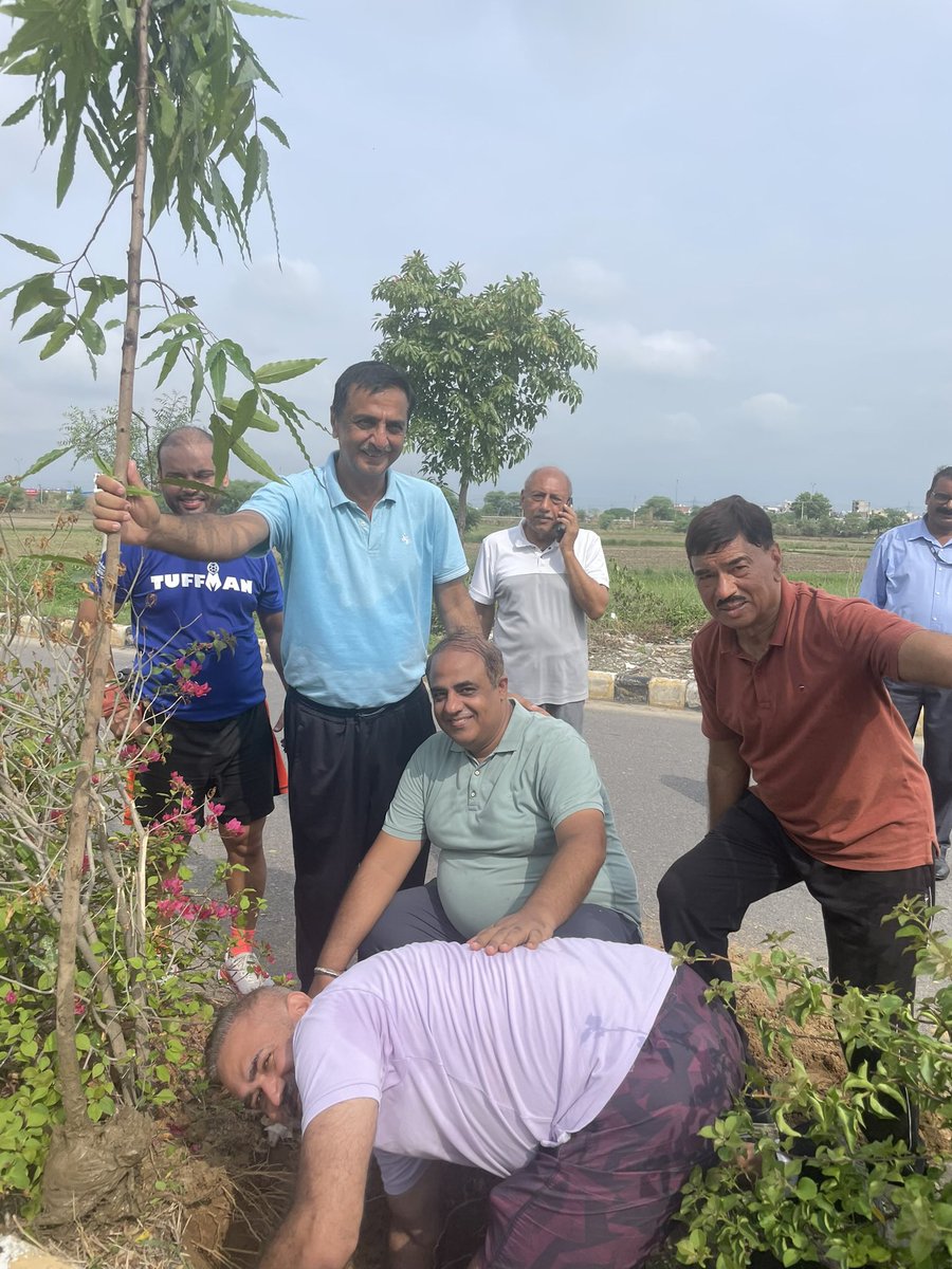 sareendwarka's tweet photo. #ImperialGardens sector 102, #Gurugram residents carried out their 3rd Annual Plantation drive in/around society at #DXP.

@DC_Gurugram 
@OfficialGMDA 
@MunCorpGurugram 
@TOIGurgaon 
@HTGurgaon https://t.co/gR0xupKKai