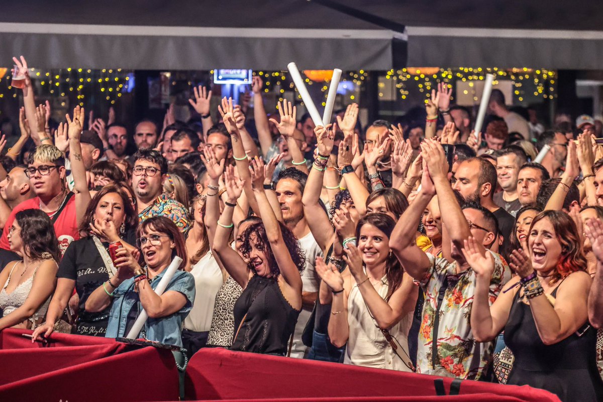 ayto_elda's tweet photo. El día de ayer fue brutaaaaaaal 🤩🤘🏻

Gracias a todos los grupos que se subieron al escenario de la Plaza Castelar para hacernos disfrutar con su música 🎶🎤

Y por supuesto, ¡gracias al público por venir a vivirlo! 🎉🤘🏻

#Elda #EMDIV | #AyuntamientoDeElda https://t.co/2yiOAl7D2K