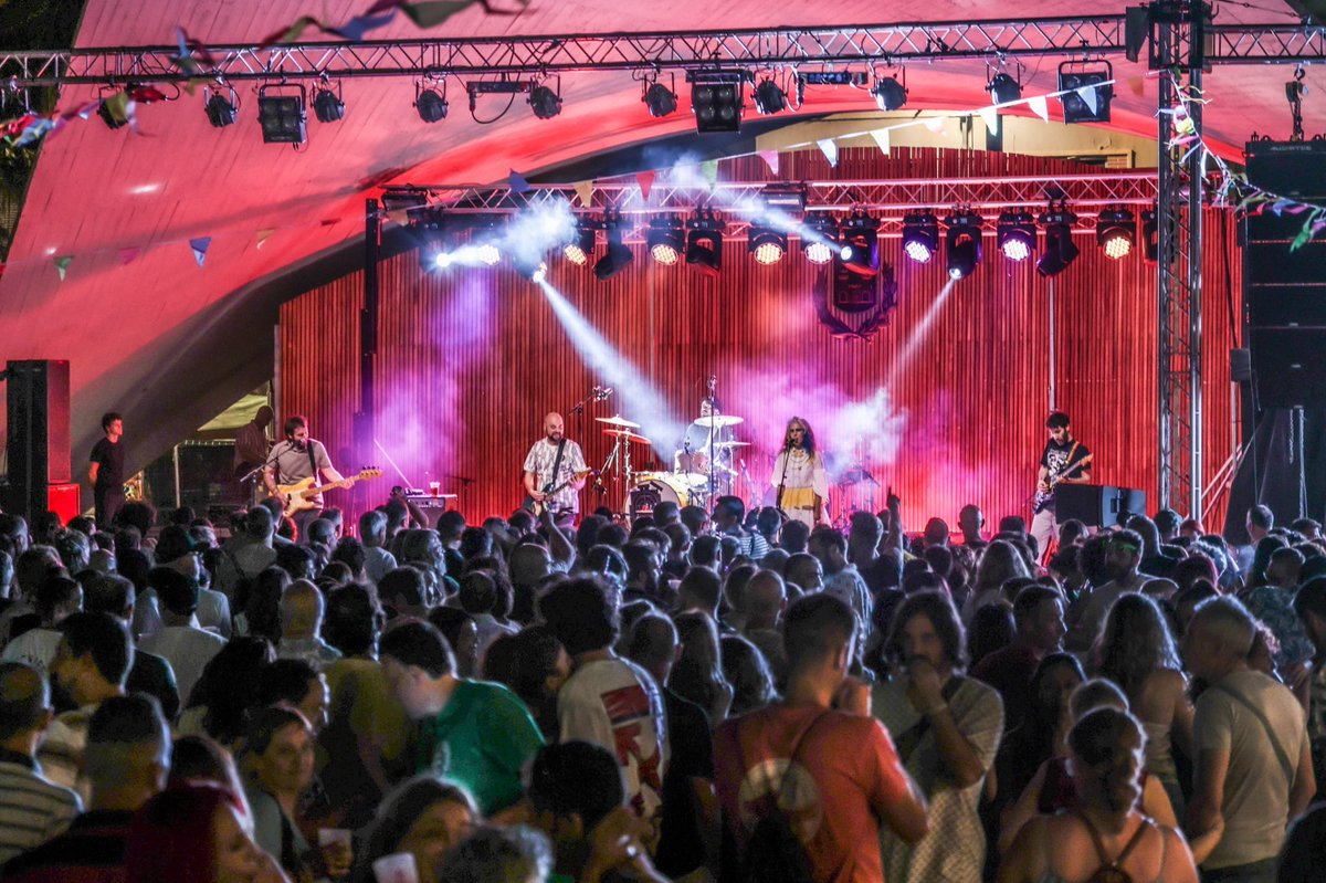 ayto_elda's tweet photo. El día de ayer fue brutaaaaaaal 🤩🤘🏻

Gracias a todos los grupos que se subieron al escenario de la Plaza Castelar para hacernos disfrutar con su música 🎶🎤

Y por supuesto, ¡gracias al público por venir a vivirlo! 🎉🤘🏻

#Elda #EMDIV | #AyuntamientoDeElda https://t.co/2yiOAl7D2K