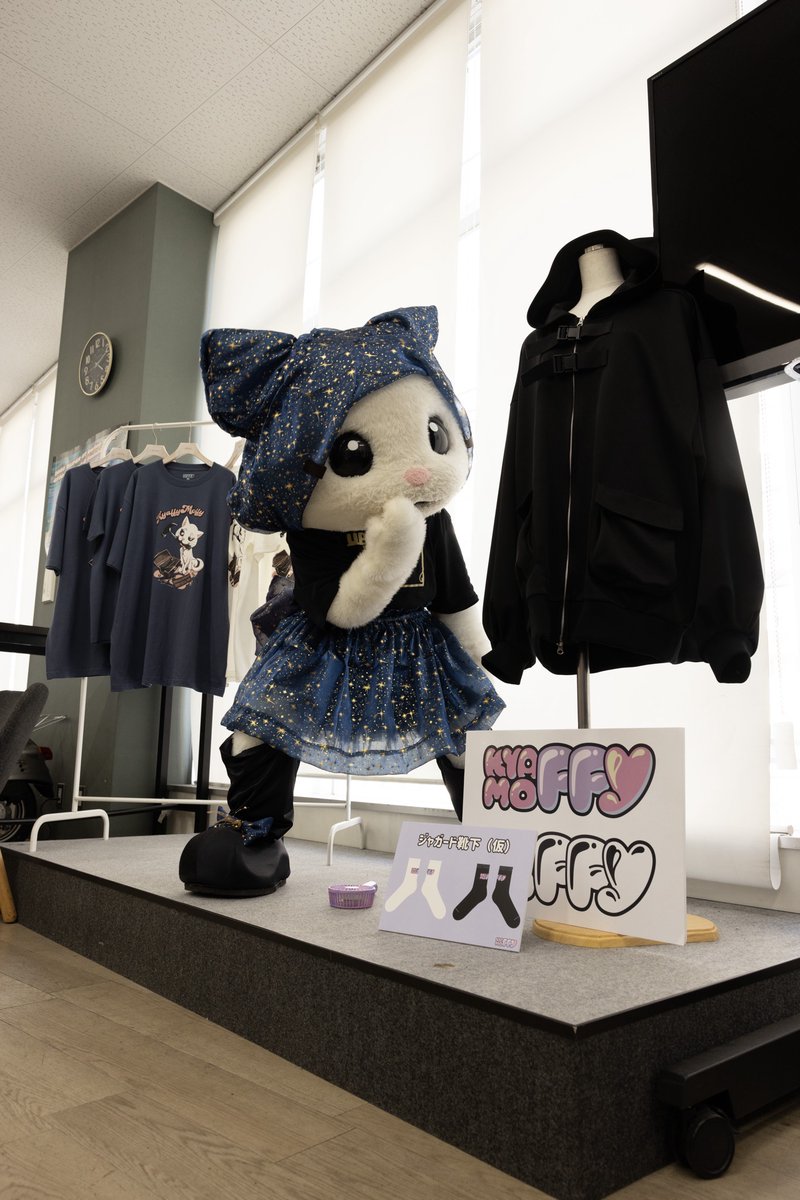 アップちゃんの新アパレルブランド「kyaffymoffy （きゃっふぃもっふぃ）」のお披露目会をアップガレージ町田総本店2Fで開催。かわいいTシャツと猫耳パーカー、くつ下を8月下旬に販売予定です。アップちゃんの作りたいものをいい感じに仕上げられました。