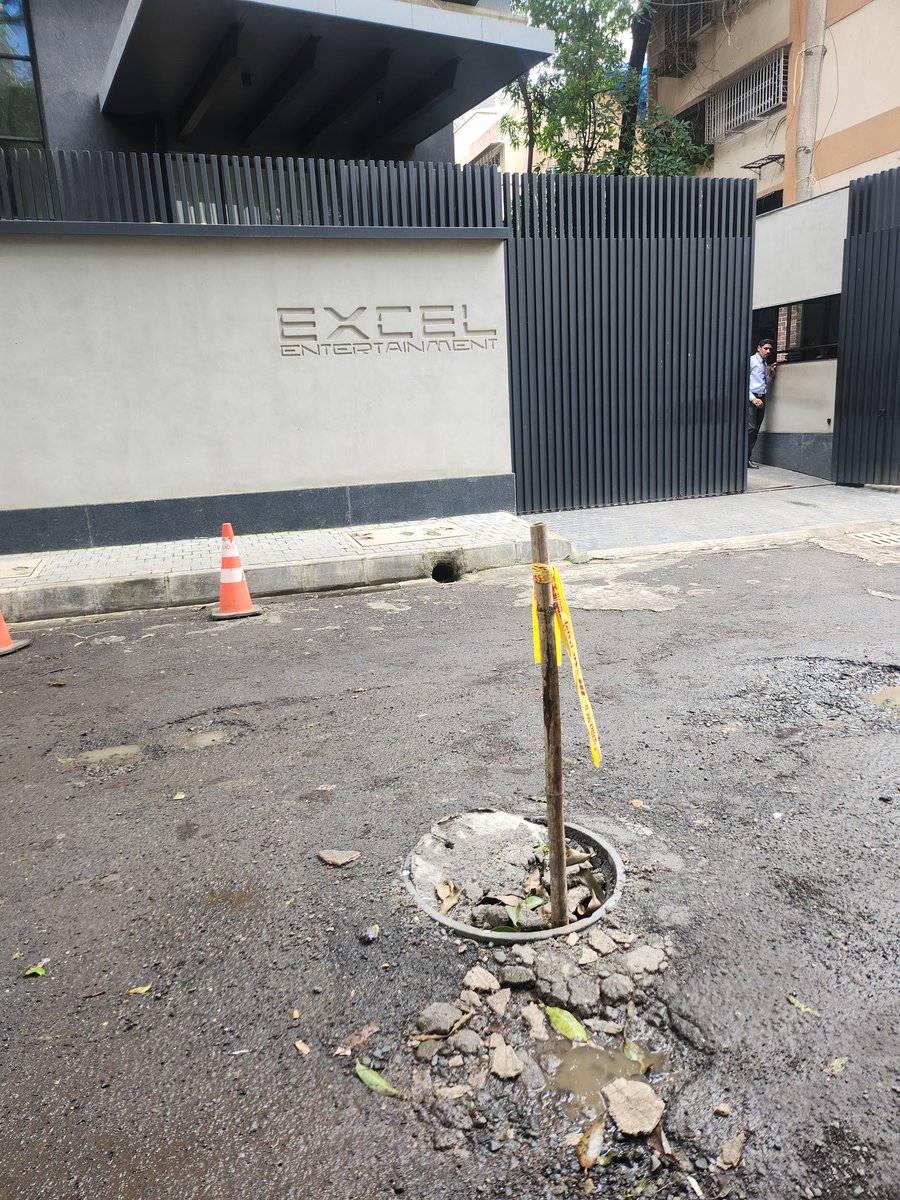 Manhole lid to be replaced on 13th road ( 33rd and 13th road junction) khar west . <a href="/mybmcWardHW/">Ward HW BMC</a>