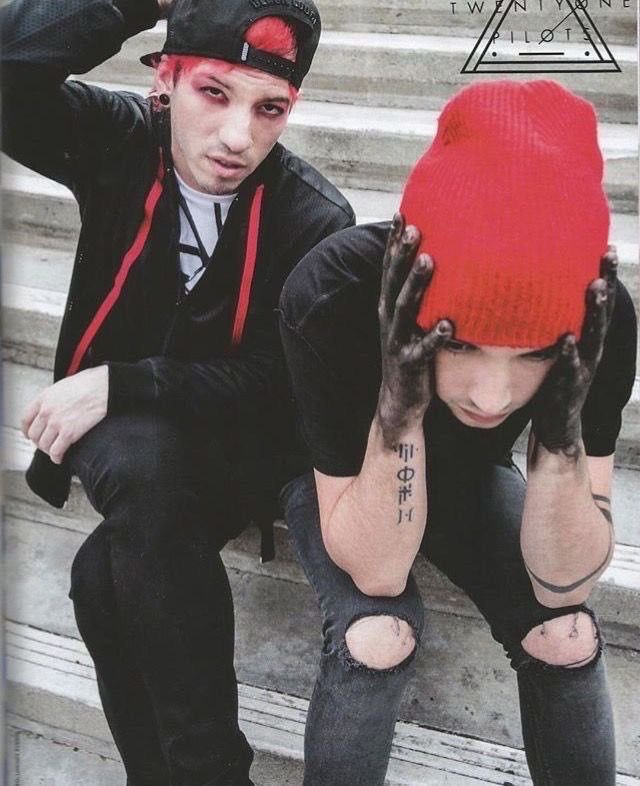 makeofit's tweet photo. the world misses josh dun in eyeliner https://t.co/c7p3SxkyDt