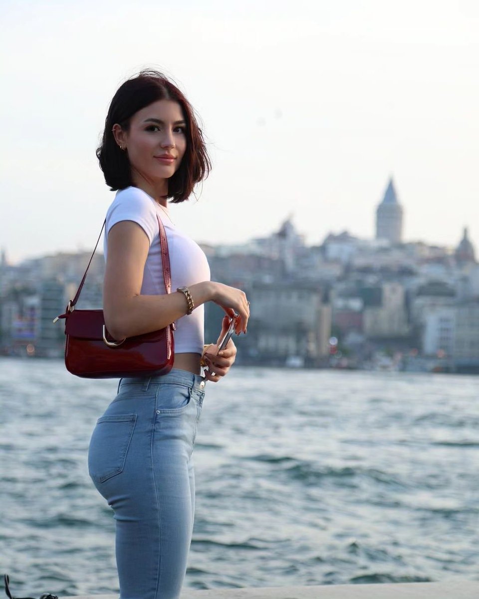Sabahın ışığında denizle buluşurken, Rüzgarın esintisi huzuru fısıldar. Umutla dolu her yeni gün, Mutlulukla sarar yüreğini, esenlikle kucaklar.
#İstanbul