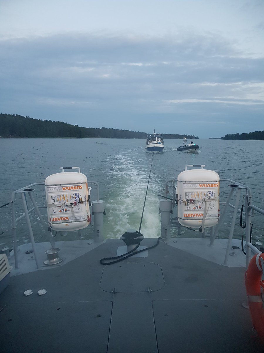 korhosk's tweet photo. Ja taas mentiin, tehtiin, pelastettiin, hinattiin ja autettiin. 

Omat tyypit pumppukaluston kanssa hinattavan haveristin kyydissä, toinen meidän vene turvaamassa hinausta. Omassa veneessä pelastettuja, niin ihmisiä, koiria kuin kissakin.

Hyvin tämäkin hoidettiin!

#meripelastus https://t.co/IEQsRxtOdr