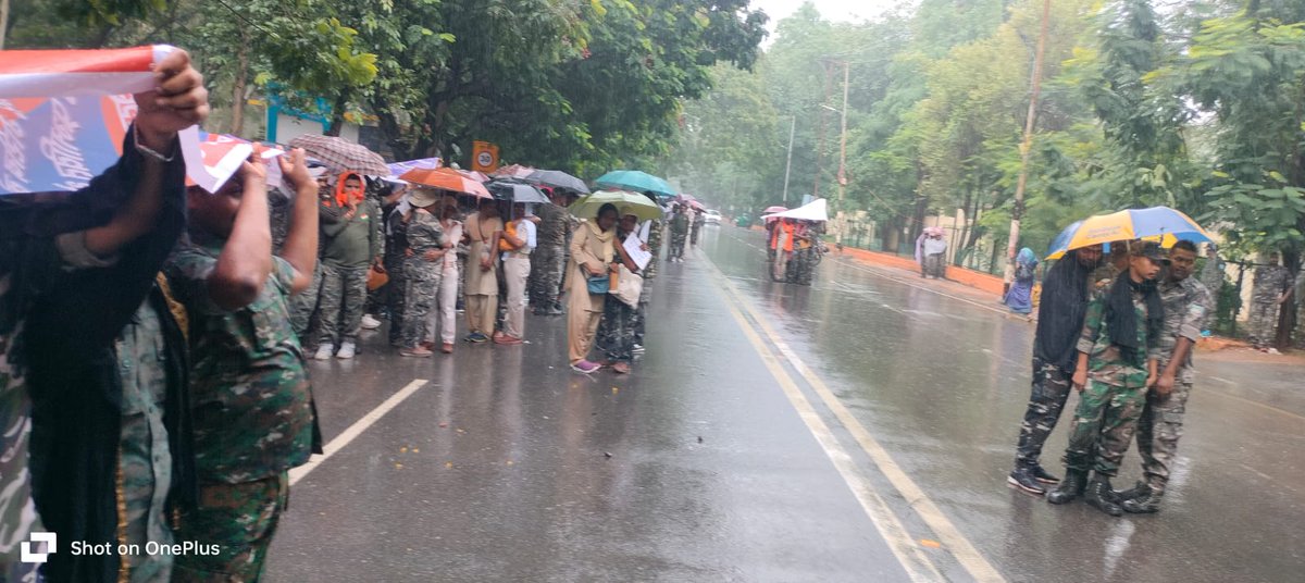 KumarRa97089531's tweet photo. झारखंड सहायक पुलिस कर्मियों का शांति पूर्ण आन्दोलन का आज 5वा दिन बाद बापू वाटिका के समक्ष एक दिवसीय भूख हड़ताल जारी है, आज बापू जी का विचारो का अनुसरण किए हैं, अगर हमारी मांगे नहीं मानी गयी तो भगत सिंह के विचार को अपनाया जाएगा.@BJP4Jharkhand @JmmJharkhand @aajtak https://t.co/X4bTUCT1Y9